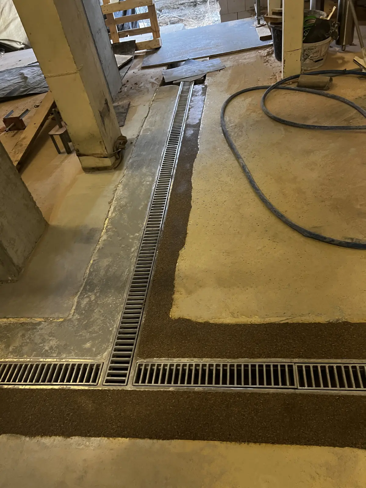 Montering av ett dräneringskanal med steglock 25x8mm