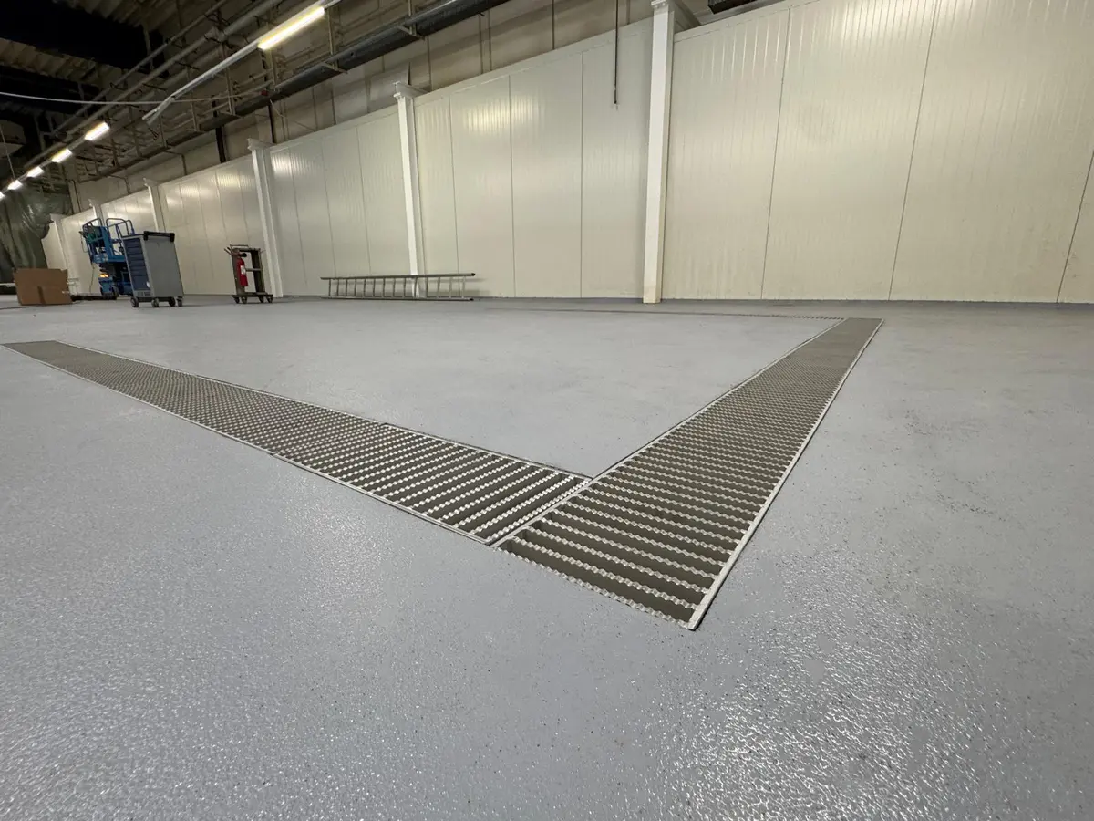 Avloppskanal med en bredd på 300 mm och stegristtäckning i en läkemedelsfabrik
