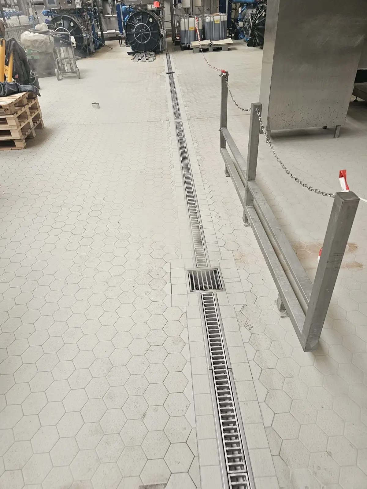 Renovering av industriella golv med keramiska plattor och installation av en dräneringskanal - Bryggeri