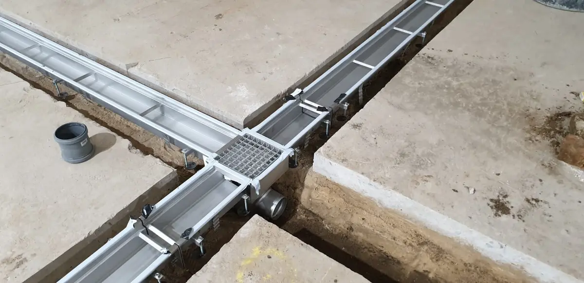 Golvsaneringar - installation av dräneringskanaler med tunga steglock