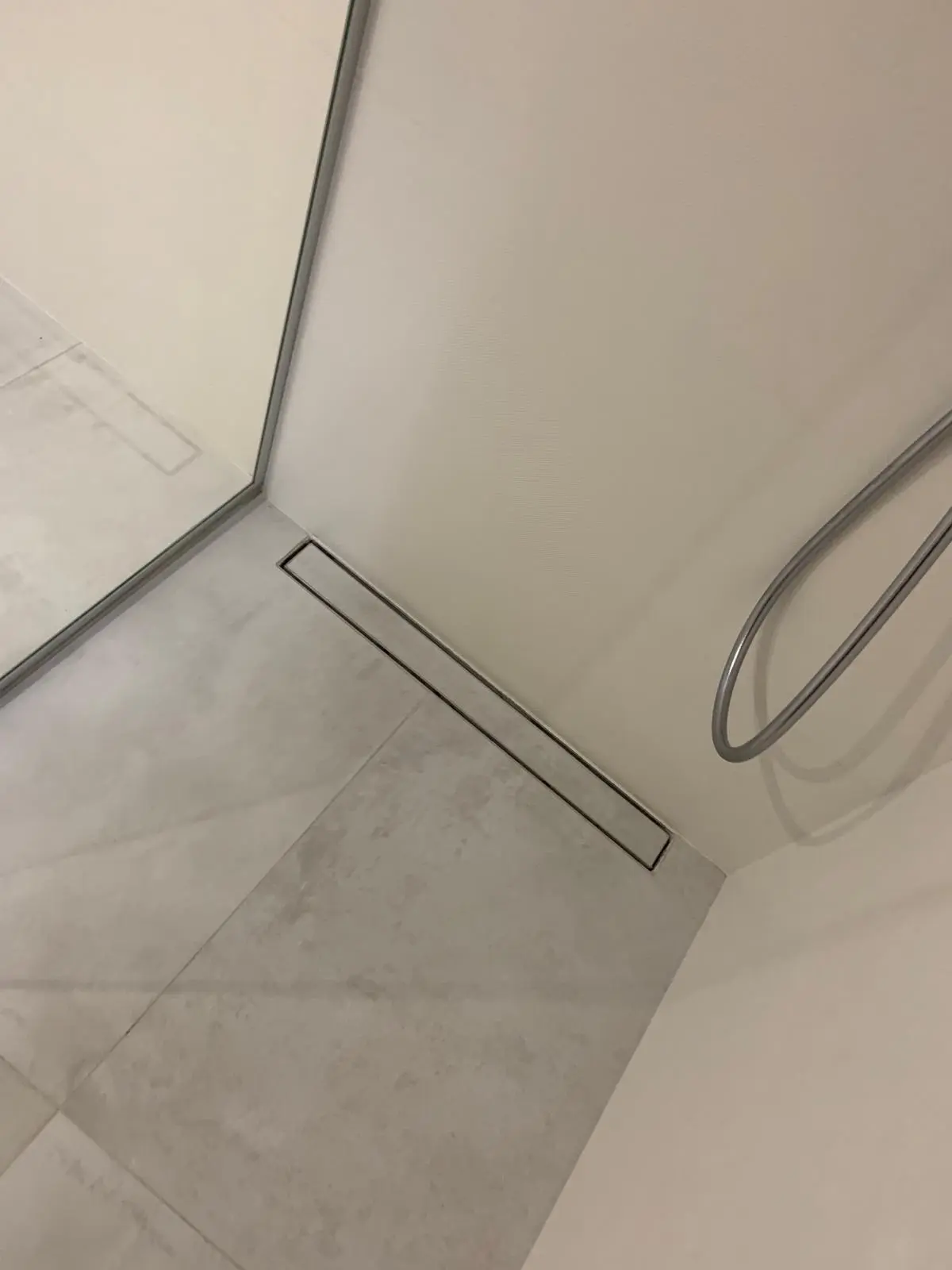Duschbrunn med lock för kakelbeläggning med keramiska plattor