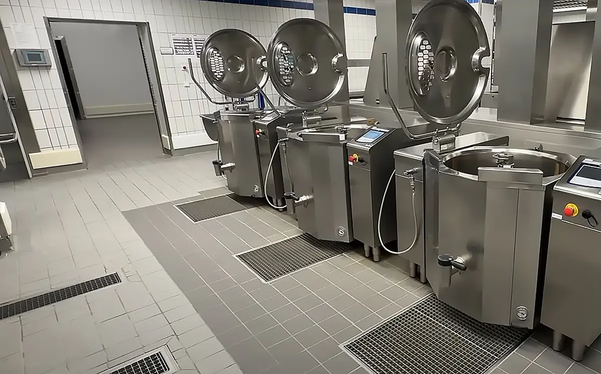 Industrigolv utrustade med rostfria dräneringsbrickor och rännanläggningar