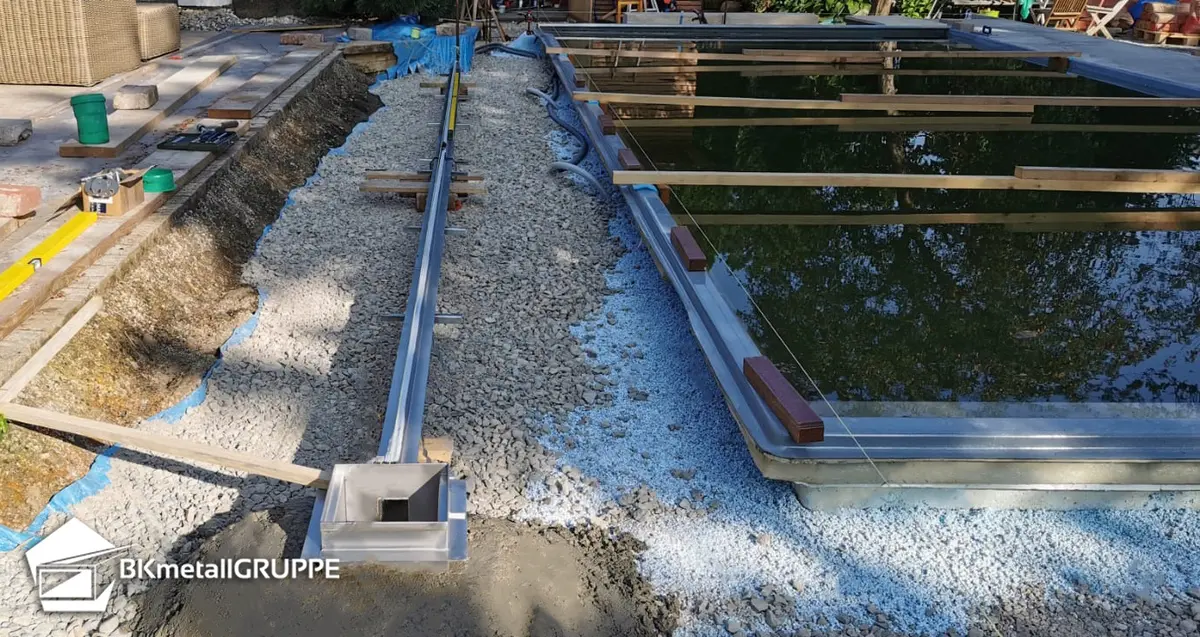 Slitskanal för pool installerad hos en privat kund