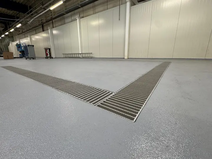 Avloppskanal med en bredd på 300 mm och stegristtäckning i en läkemedelsfabrik